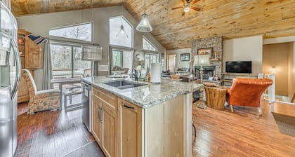 Ruidoso Cabin w/ Hot Tub, 2 Mi to Grindstone Lake!