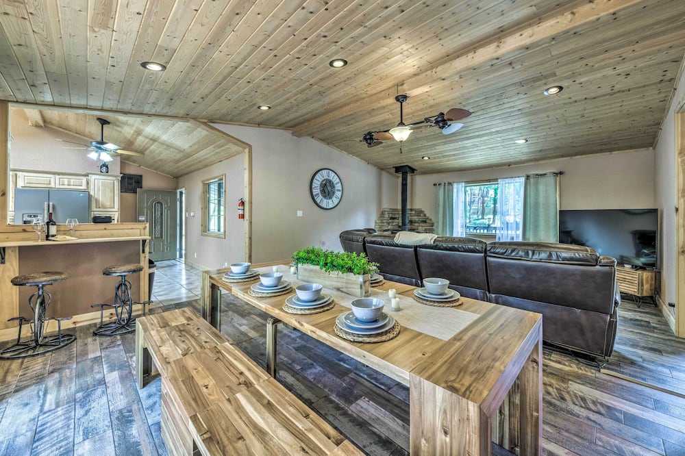 Sleepy Bear Cabin in Ruidoso: Deck & Yard Games! - Bent, NM