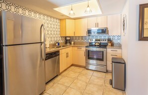 Frigorifero, microonde, forno, piano cottura