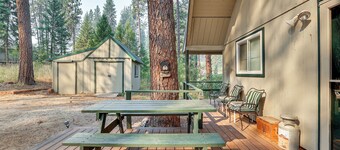 Hillside Hideaway: Warm & Cozy Terrace Lakes Cabin