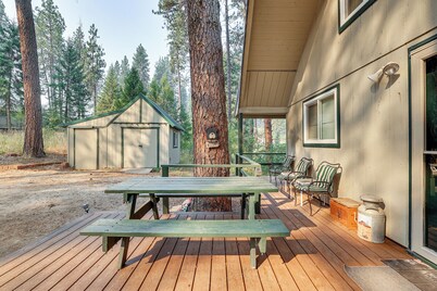 溫暖舒適的露台湖小木屋，山坡隱居處