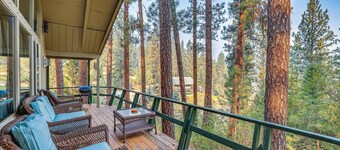 Hillside Hideaway: Warm & Cozy Terrace Lakes Cabin