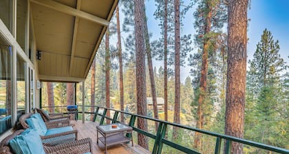 Hillside Hideaway: Warm & Cozy Terrace Lakes Cabin