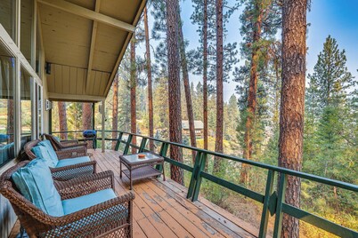 Hillside Hideaway: Warm & Cozy Terrace Lakes Cabin