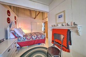 Interior - Quiet & Lovely Lakefront Cottage for Families! (Union)