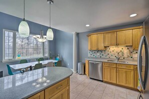 Apartment (3 Bedrooms) | Interior - Immaculate Family Townhome - Walk to Beach! (Gary)