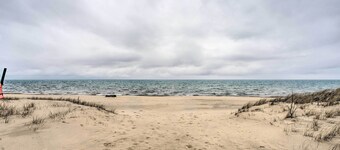 Immaculate Family Townhome - Walk to Beach!