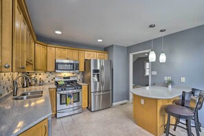 Apartment (3 Bedrooms) | Interior - Immaculate Family Townhome - Walk to Beach! (Gary)