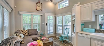 Cozy Broken Bow Getaway w/ Fire Pit, 5 Mi to Lake!