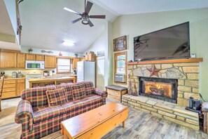 TV, fireplace, books - Peaceful Newland Family Cottage w/ 2 Decks! (Newland)