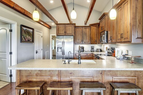 Hot Tub & Game Room! Group-ready Smokies Cabin