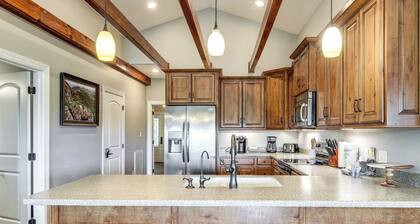 Hot Tub & Game Room! Group-ready Smokies Cabin