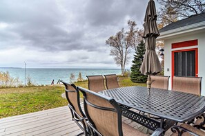Interior - Fire Pit, Smart TV: Waterfront Charlevoix Home (Charlevoix)