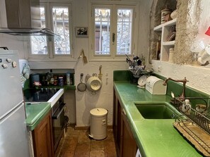 Kühlschrank, Mikrowelle, Ofen, Kochgeschirr/Geschirr/Besteck