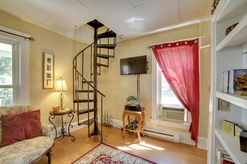 Charming Apartment On The Strip By Lake Erie!