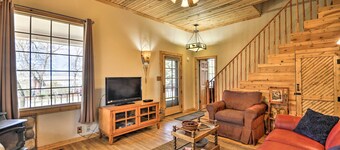 Pet-friendly Cody Home - Walk to Main Street!