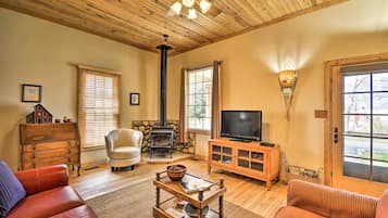 House (3 Bedrooms) | Living area