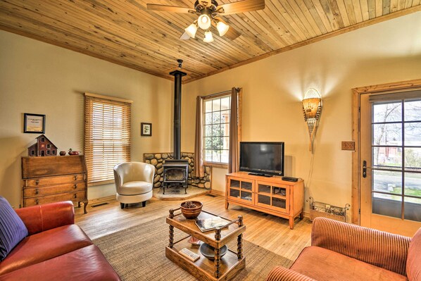 House (3 Bedrooms) | Living area