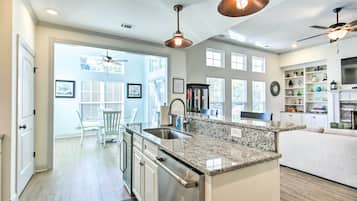 House (3 Bedrooms) | Private kitchen | Microwave, oven, stovetop, dishwasher