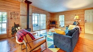 TV - Ocqueoc Family Cabin w/ Sauna on Lake Huron! (Millersburg)