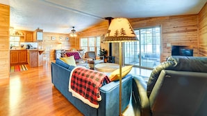 TV - Ocqueoc Family Cabin w/ Sauna on Lake Huron! (Millersburg)
