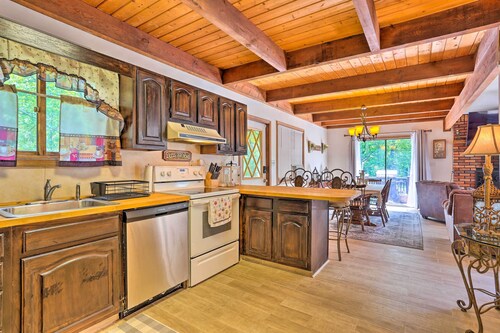 Bushkill House w/ Deck & Community Amenities!