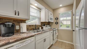 ์ํํธ (2 Bedrooms) | ๋ด๋ถ