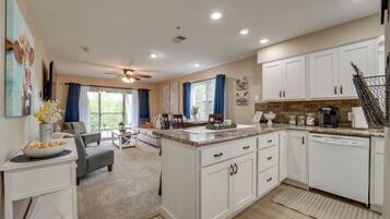 ์ํํธ (2 Bedrooms) | ๋ด๋ถ