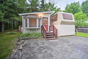 House (3 Bedrooms) | Interior - Glamping Getaway in Woodstock Lake Campground (East Berne)