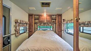 3 bedrooms, bed sheets