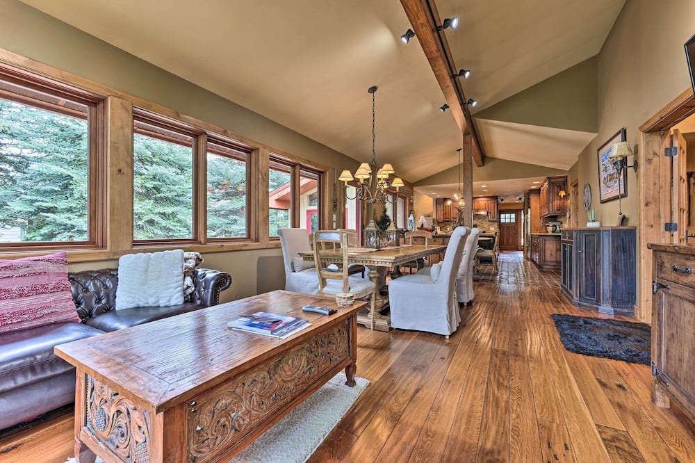 Luxe Sun Valley Retreat w/ Hot Tub, 3 Mi to Resort - Gimlet, ID