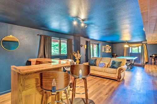 26 Mi to Mount Rainier, Game Room: Puyallup Oasis