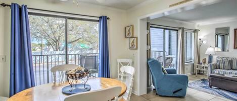 Lägenhet (2 Bedrooms) | Vardagsrum | Platt-tv och dvd-spelare