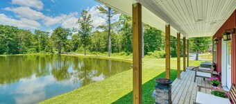 Close to Slopes: Lakeside Cottage in Pocono Mtns
