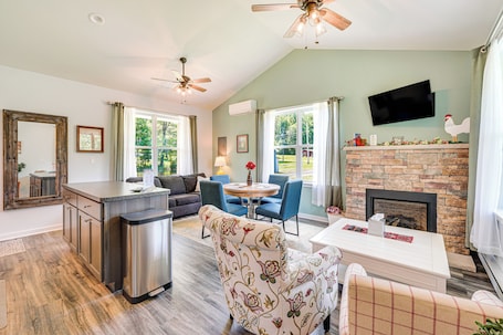 Televisión de pantalla plana, chimenea, libros