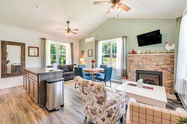 Cottage (1 Bedroom) | Living area | Flat-screen TV, fireplace, books