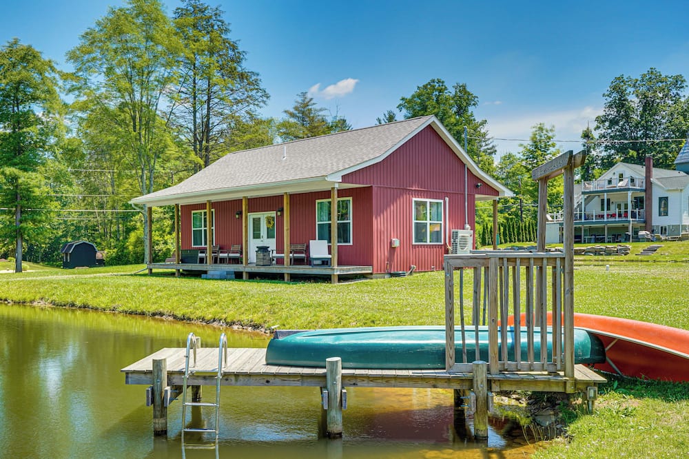 Close to Slopes: Lakeside Cottage in Pocono Mtns - Kunkletown, PA