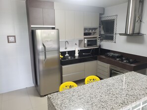 Apartamento executivo | Cozinha privada | Geladeira, micro-ondas, fogão, torradeira