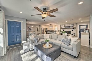 House (3 Bedrooms) | Interior - Updated Royal Retreat on 5 Acres: 'hidden Creek' (Royal)