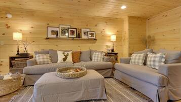 House (5 Bedrooms) | Interior