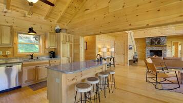 House (5 Bedrooms) | Interior