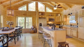 House (5 Bedrooms) | Interior