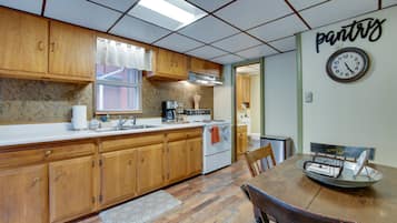 Rumah (1 Bedroom) | Dapur pribadi | Microwave, oven, kompor, dan peralatan masak/sendok-piring