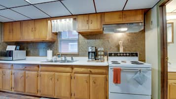 Rumah (1 Bedroom) | Dapur pribadi | Microwave, oven, kompor, dan peralatan masak/sendok-piring