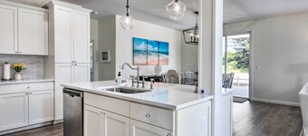 Luxury Home on Golf Course: Walk to the Beach!