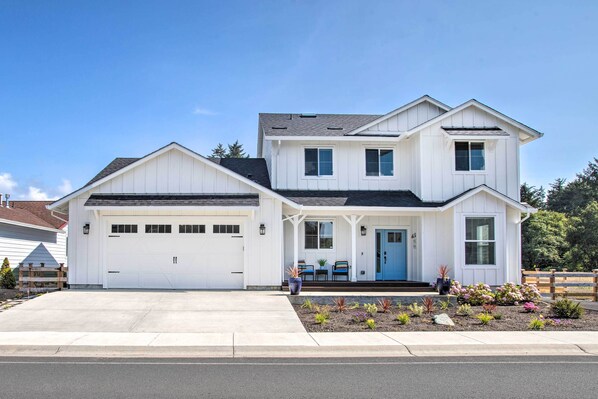 House (4 Bedrooms) | Front of property - Luxury Home on Golf Course: Walk to the Beach! (Seaside)