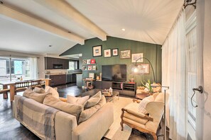 Books - Austin Home ~ 2 Mi to Zilker Metro Park (Austin)