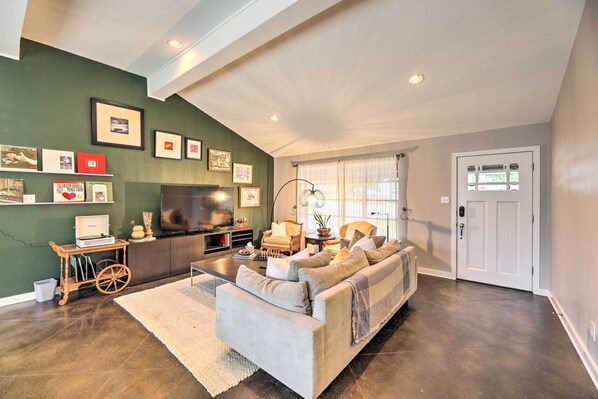 Books - Austin Home ~ 2 Mi to Zilker Metro Park (Austin)