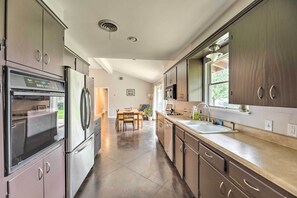 Microwave, oven, stovetop, dishwasher - Austin Home ~ 2 Mi to Zilker Metro Park (Austin)