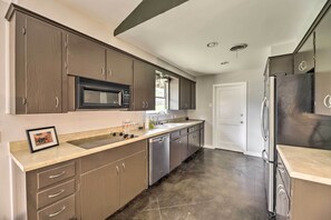 Microwave, oven, stovetop, dishwasher - Austin Home ~ 2 Mi to Zilker Metro Park (Austin)